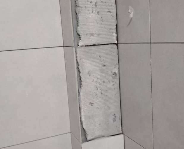大兴瓷砖空鼓维修公司分享下瓷砖施工前基层浇水润湿程度不足，可能导致以下问题