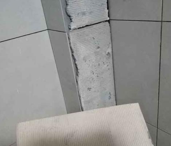 大兴瓷砖空鼓维修公司分享下厨房瓷砖脱落的补救措施。